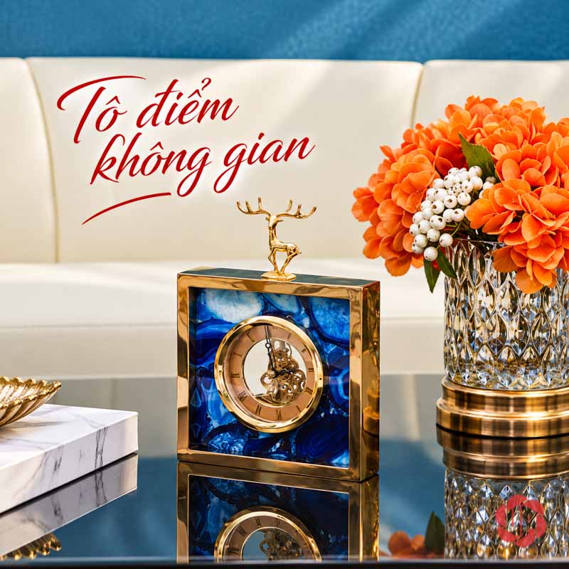 Đồ Trang Trí Bàn Làm Việc, Đồng Hồ Hươu Vàng UPHB01 Đồng hồ vuông nền xanh trên bàn trước sofa sáng