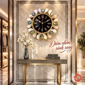 Đồng hồ khảm trai tròn phía trên bàn console và bình hoa