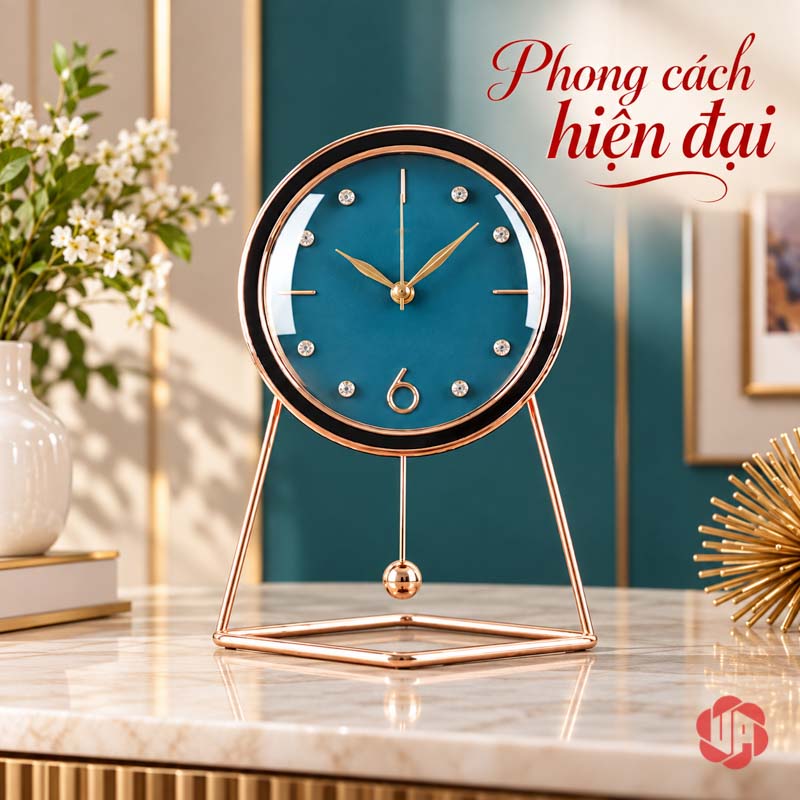 Đồng Hồ Để Bàn Đẹp, Mặt Tròn Chân Khung Thanh UPHB10 Đồng hồ mặt xanh trên bàn trước mảng tường xanh trầm