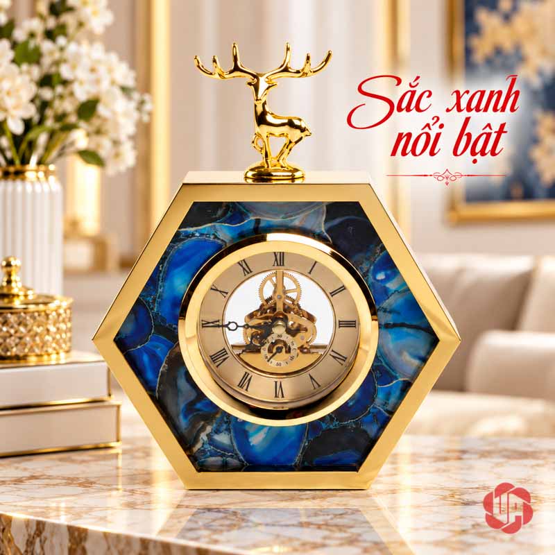 Đồng Hồ Để Bàn Đẹp, Hươu Vàng Lục Giác Xanh UPHB06 Đồng hồ lục giác xanh đặt trước nền nội thất ấm và hoa