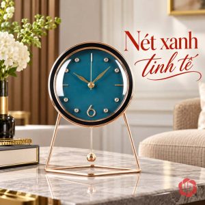 Đồng hồ mặt xanh đặt trên bàn sáng cạnh sofa và sách