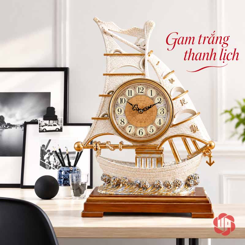 Đồng Hồ Đặt Bàn Thuyền Buồm, Thuận Buồm Xuôi Gió UPHB16 Thuyền buồm trắng trên kệ cạnh khung ảnh và đồ trang trí