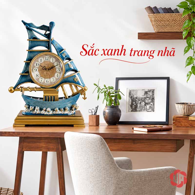 Đồng Hồ Đặt Bàn Thuyền Buồm, Thuận Buồm Xuôi Gió UPHB16 Thuyền buồm xanh trên bàn gỗ cạnh khung ảnh và cây