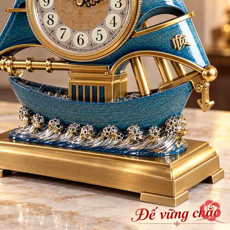 Đồng Hồ Đặt Bàn Thuyền Buồm, Thuận Buồm Xuôi Gió UPHB16 Cận thân thuyền xanh, sóng trang trí và chân đế ánh vàng