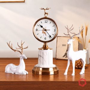 Bộ đồng hồ chân trắng vân đá cùng hươu nằm và hươu đứng trên tủ gỗ