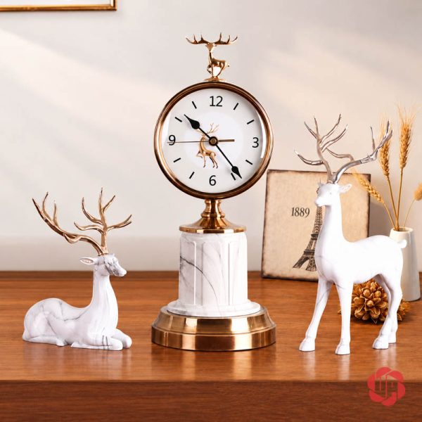 Bộ đồng hồ chân trắng vân đá cùng hươu nằm và hươu đứng trên tủ gỗ