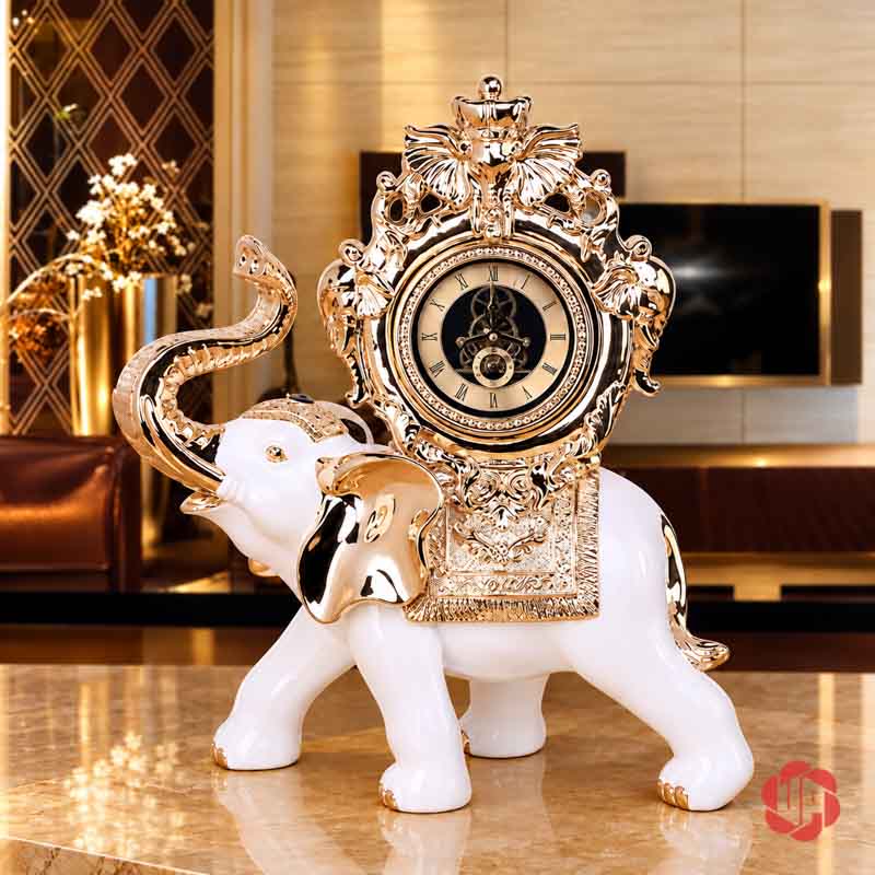 Đồng Hồ Trang Trí Voi Phong Thủy Trắng Vàng UPHB23 Toàn dáng đồng hồ voi trắng vàng đứng trên mặt bàn sáng