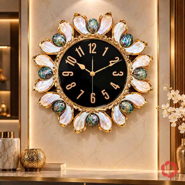 Đồng hồ treo tường khảm trai tròn mặt đen, viền trắng xanh ánh vàng