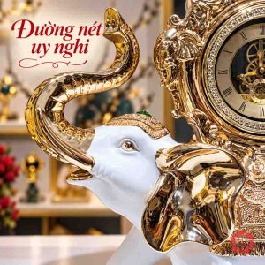 Cận đầu voi trắng với vòi cong vươn lên và tai ánh vàng