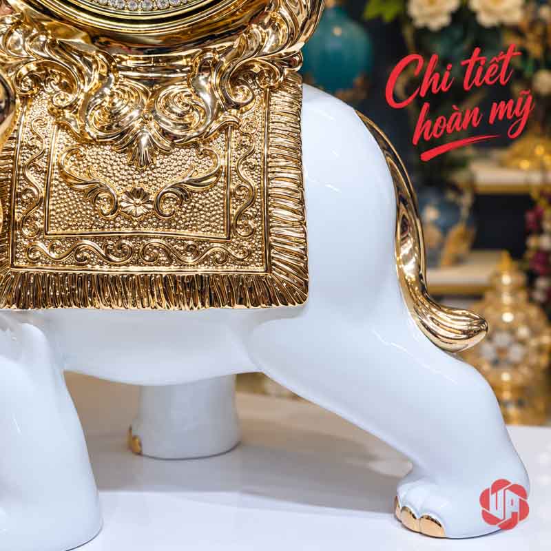 Đồng Hồ Trang Trí Voi Phong Thủy Trắng Vàng UPHB23 Cận thân và chân voi trắng dưới tấm trang trí ánh vàng