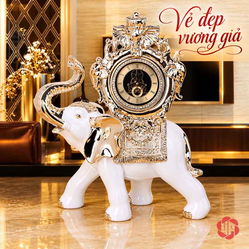 Đồng Hồ Trang Trí Voi Phong Thủy Trắng Vàng UPHB23 Đồng hồ voi trắng vàng trên mặt bàn trong không gian tông ấm