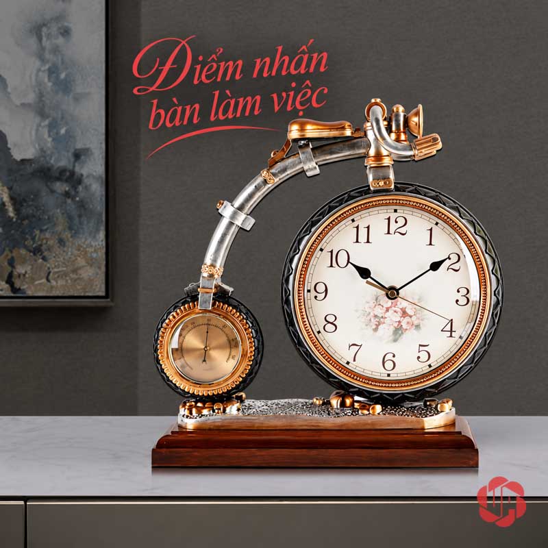 Đồng Hồ Xe Đạp Để Bàn Phong Cách Retro UPHB20 Đồng hồ xe đạp trên mặt tủ xám trước nền tranh và tường tối