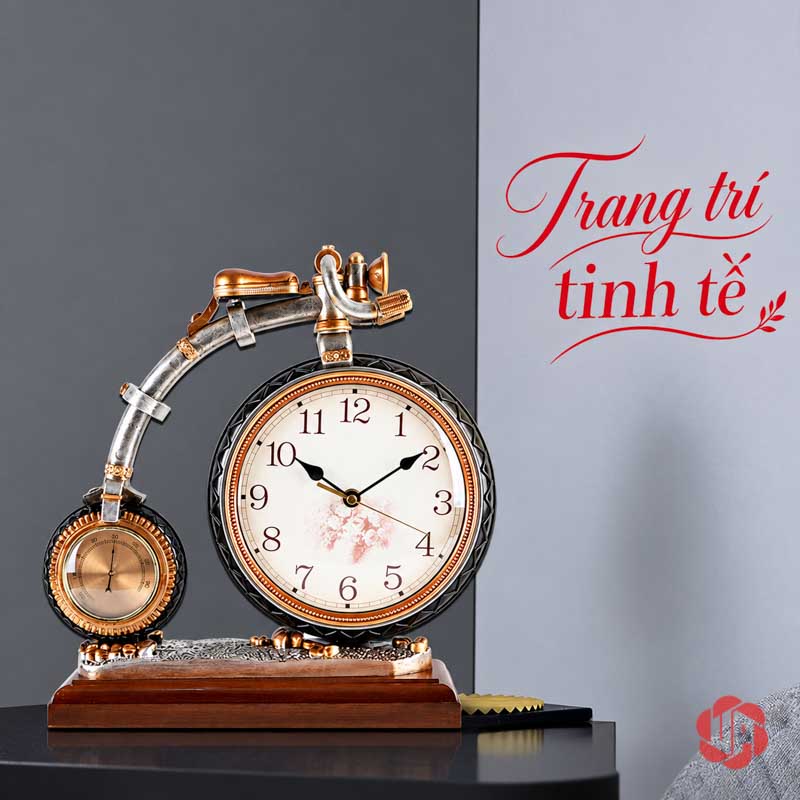 Đồng Hồ Xe Đạp Để Bàn Phong Cách Retro UPHB20 Đồng hồ xe đạp đặt trên kệ xám cạnh đồ trang trí nhỏ