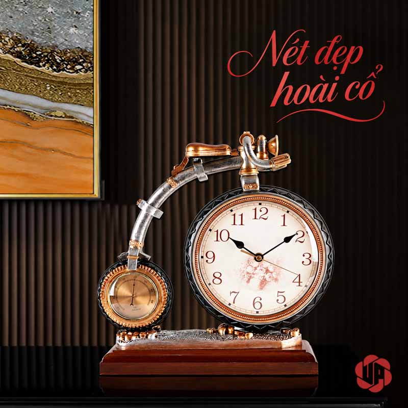 Đồng Hồ Xe Đạp Để Bàn Phong Cách Retro UPHB20 Đồng hồ xe đạp trên tủ gỗ trước tường tối và tranh