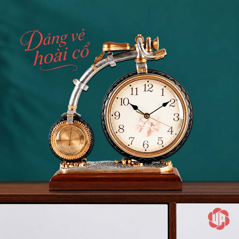 Đồng Hồ Xe Đạp Để Bàn Phong Cách Retro UPHB20 Đồng hồ xe đạp retro trên bàn gỗ trước tường xanh đậm