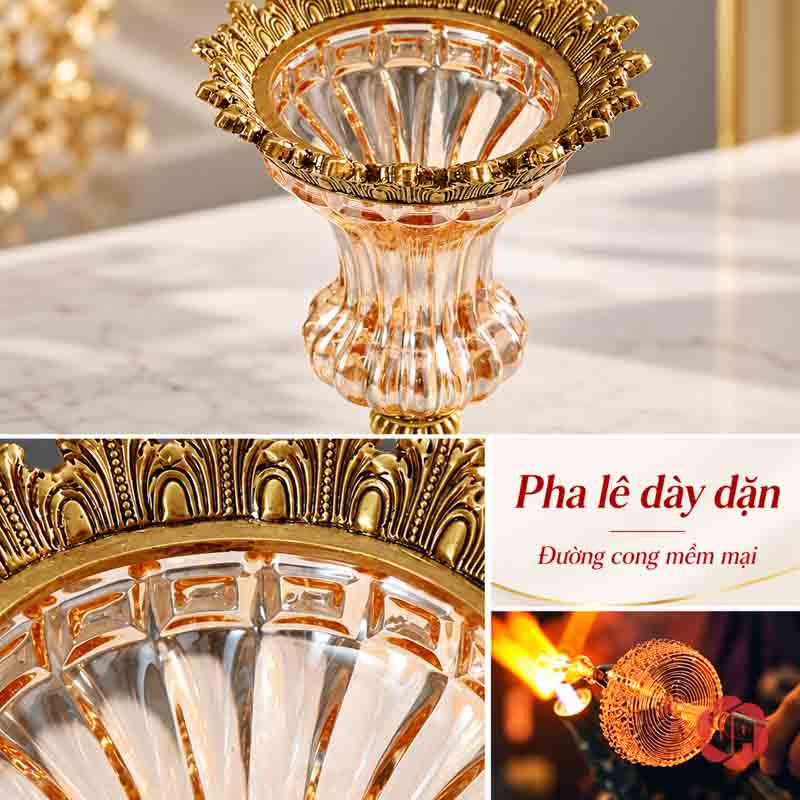 Lọ Hoa Thủy Tinh Tân Cổ Điển Viền Vàng UPT13 cận cảnh chất liệu trong suốt của lọ hoa thủy tinh tân cổ điển UPT13