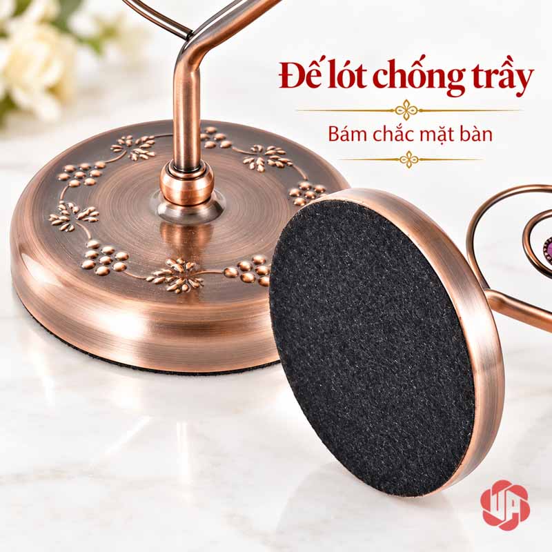 Giá Để Ly Rượu Vang Thân Xoắn UP008L Cận chân đế tròn có hoa văn và lớp lót màu tối