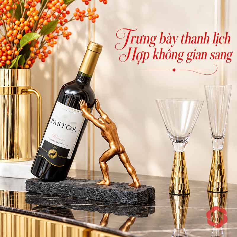 Giá Để Rượu Vang Lực Sĩ Vươn Tay Trang Trí UP005R Giá để rượu vang lực sĩ cạnh hai ly cao và lọ hoa ánh kim