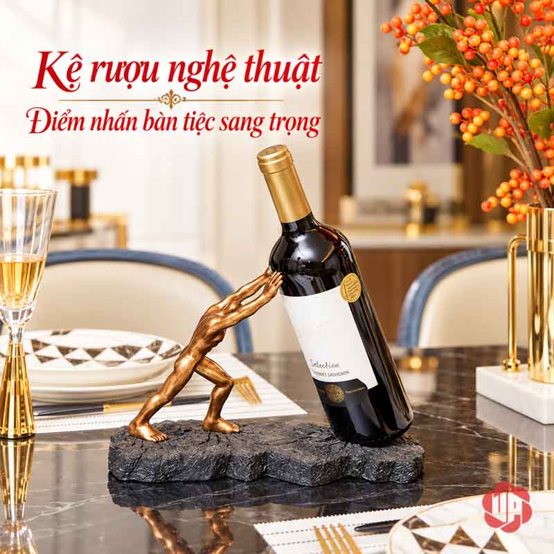 Giá Để Rượu Vang Lực Sĩ Vươn Tay Trang Trí UP005R Giá để rượu vang lực sĩ cạnh ly thủy tinh và bình hoa trang trí