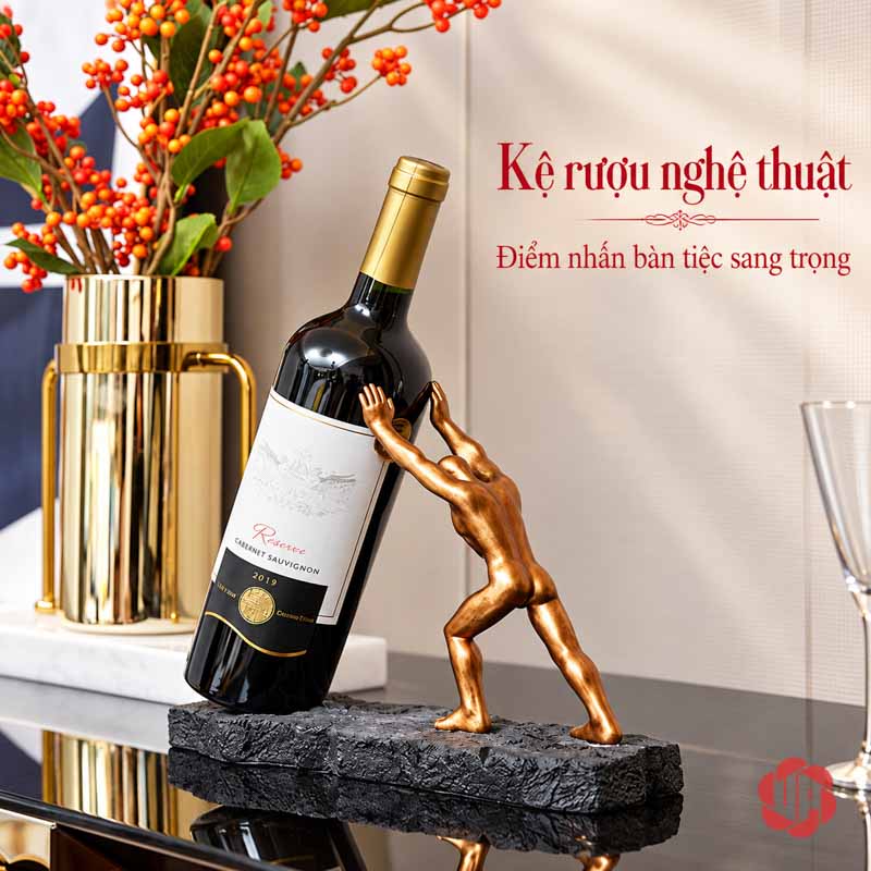 Giá Để Rượu Vang Lực Sĩ Vươn Tay Trang Trí UP005R Giá để rượu vang lực sĩ đặt trên mặt bàn tối cạnh bình hoa vàng