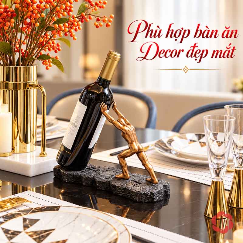 Giá Để Rượu Vang Lực Sĩ Vươn Tay Trang Trí UP005R Giá để rượu vang lực sĩ trên mặt bàn cạnh bộ bát đĩa hoa văn
