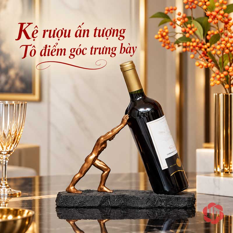 Giá Để Rượu Vang Lực Sĩ Vươn Tay Trang Trí UP005R Giá để rượu vang lực sĩ trong góc bàn gần hoa cam và ly thủy tinh