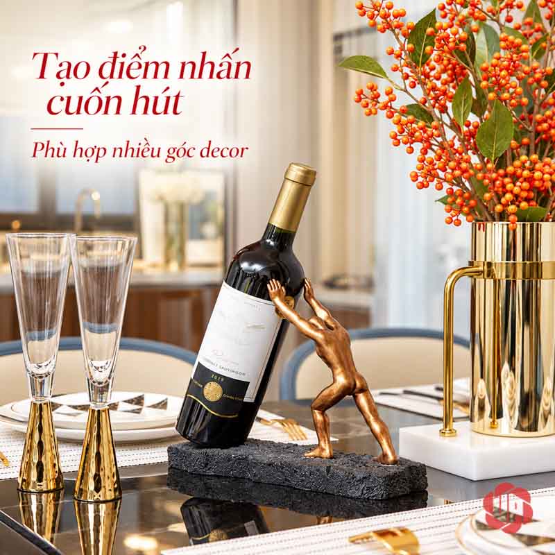 Giá Để Rượu Vang Lực Sĩ Vươn Tay Trang Trí UP005R Giá để rượu vang lực sĩ trước lọ hoa cam và bộ ly thủy tinh