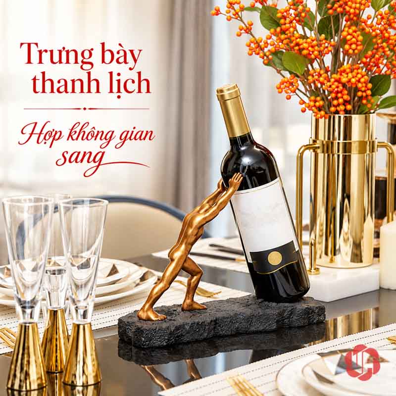 Giá Để Rượu Vang Lực Sĩ Vươn Tay Trang Trí UP005R Giá để rượu vang lực sĩ và hoa quả mọng cam ở gần mặt bàn sáng