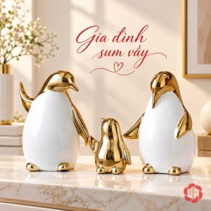 Gia đình ba chim cánh cụt trắng vàng trên mặt bàn sáng