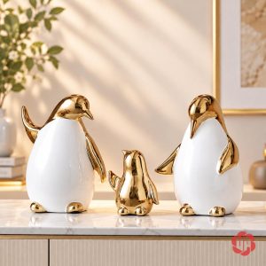 Gia đình chim cánh cụt gốm sứ trên tủ phòng khách