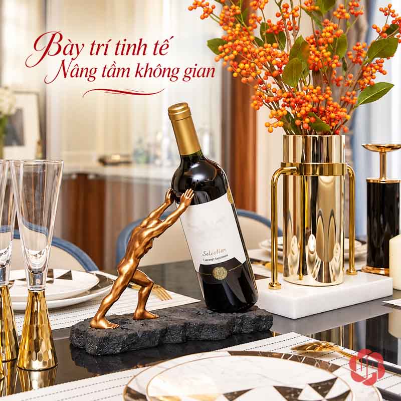 Giá Để Rượu Vang Lực Sĩ Vươn Tay Trang Trí UP005R Giá đỡ chai hình lực sĩ trong góc bàn có hoa màu cam và ly thủy tinh