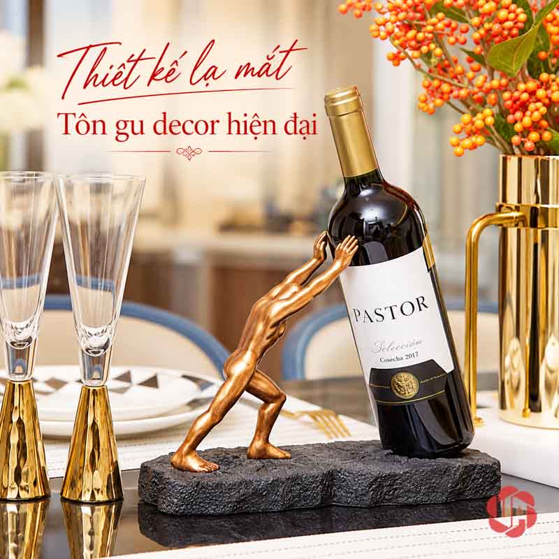 Giá Để Rượu Vang Lực Sĩ Vươn Tay Trang Trí UP005R Giá đỡ chai lực sĩ với chai minh họa trước lọ hoa trên mặt bàn