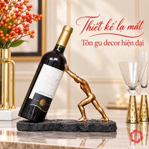 Giá đỡ chai trang trí tạo hình lực sĩ vàng đồng trong góc bàn ăn sáng