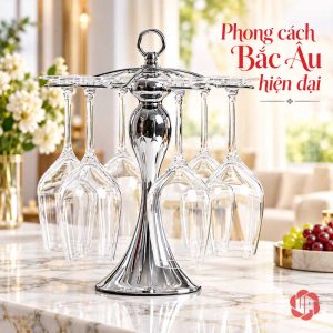Giá ly bạc trên bàn sáng trước rèm và hoa