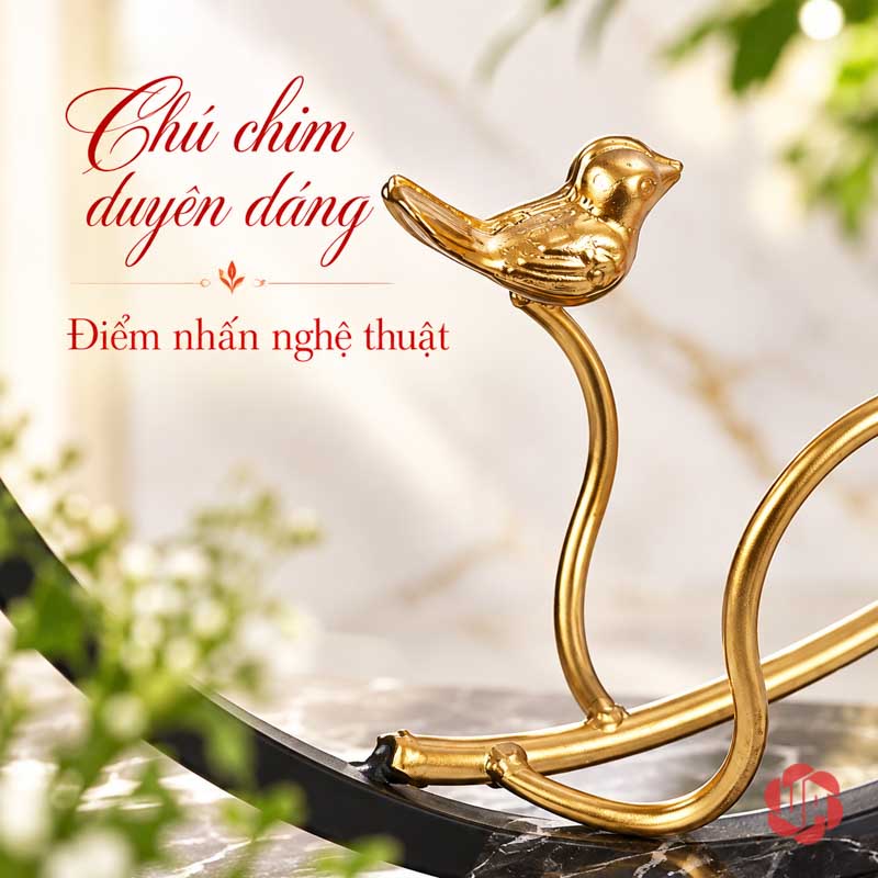 Decor Phòng Khách Giá Ly Đôi Chim UP012L Cận một chú chim vàng trên nhánh uốn