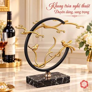 Khung tròn đen với hai chim vàng khi chưa đặt chai và ly