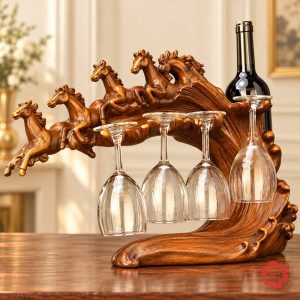 Toàn cảnh giá lục mã nâu gỗ treo ly và đặt chai