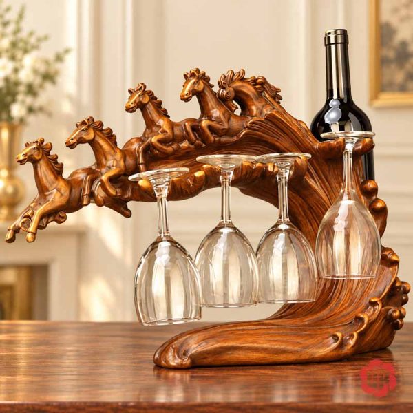 Toàn cảnh giá lục mã nâu gỗ treo ly và đặt chai