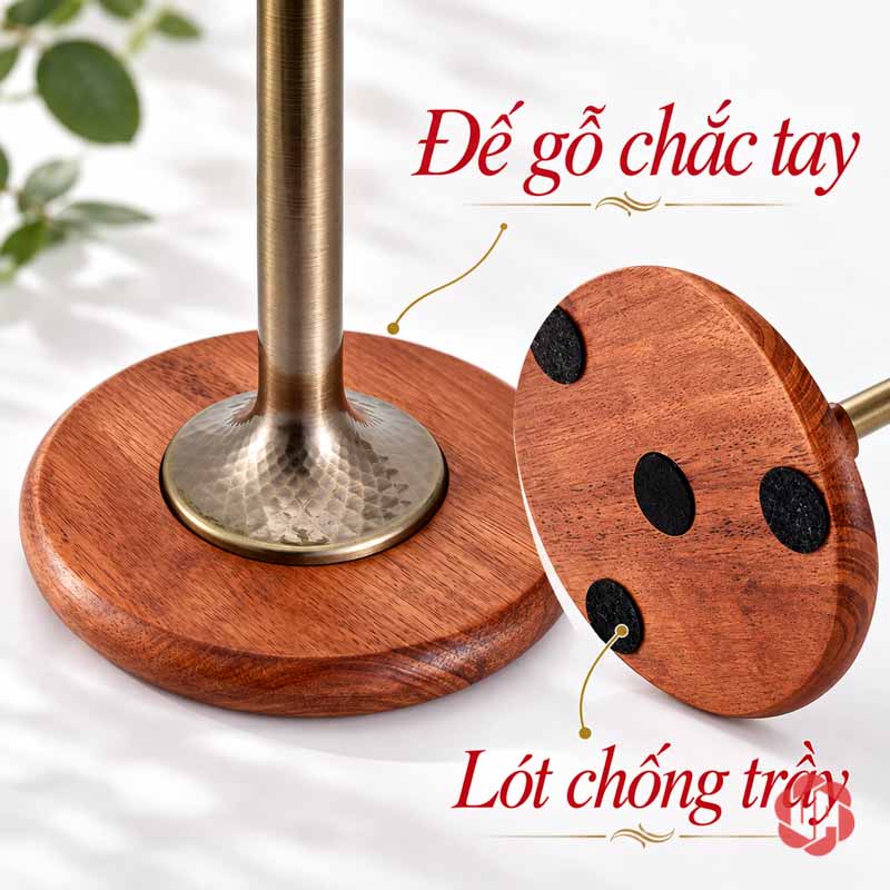 Giá Treo Ly Rượu Vang Đế Gỗ UP002L Cận đế gỗ và mặt dưới có các miếng lót tối màu