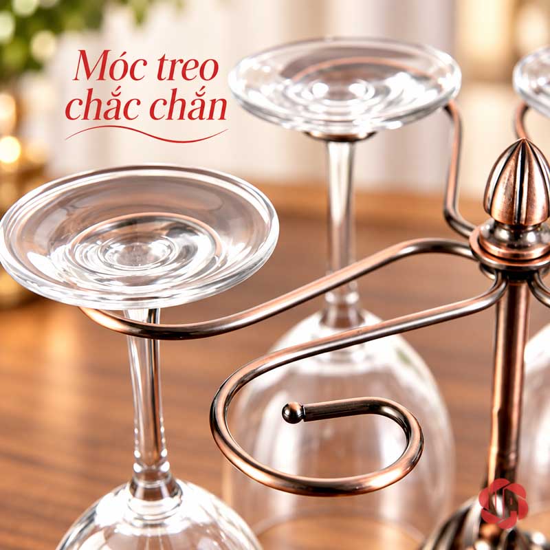 Giá Treo Ly Rượu Vang Khung Thanh Mảnh UP001L Cận móc cong đang đỡ phần chân đế của ly