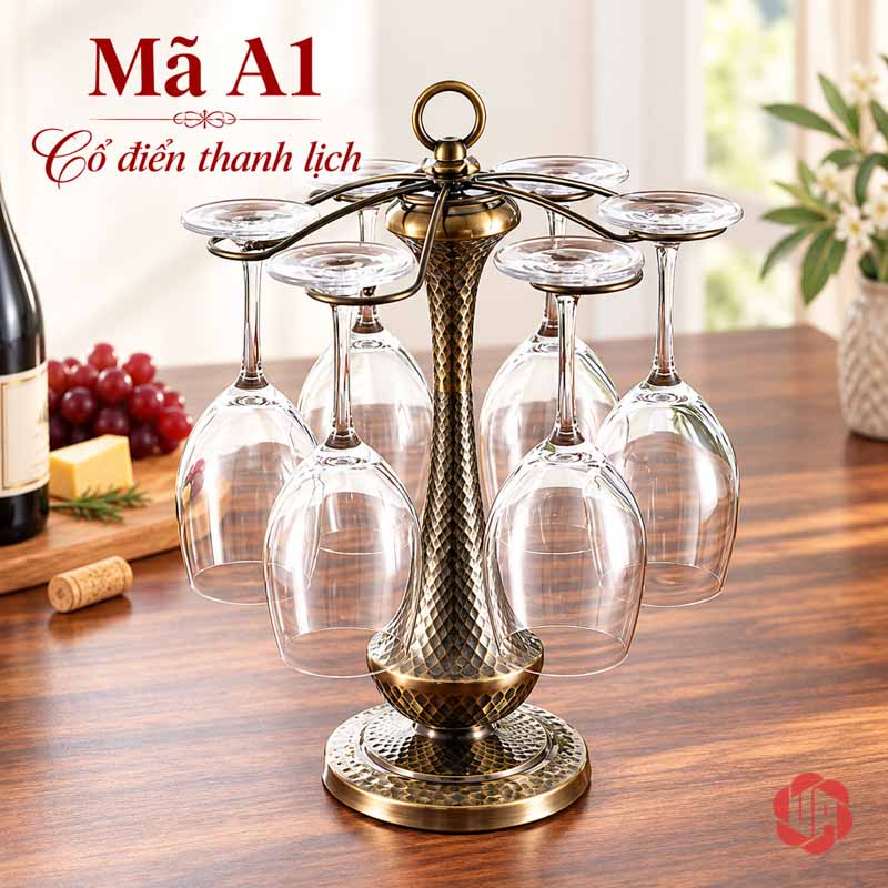 Giá Treo Ly Rượu Vang Cổ Điển UP003L Giá treo ly vàng đồng trên bàn gỗ có đồ phối cảnh