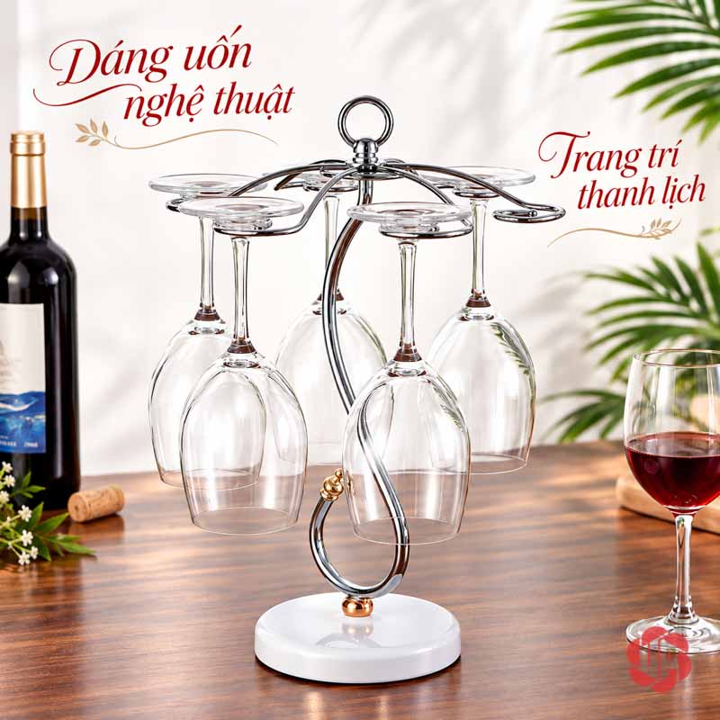 Giá Treo Ly Rượu Vang Dáng Uốn UP005L Giá treo ly thân cong đặt trên bàn gỗ cạnh cây xanh