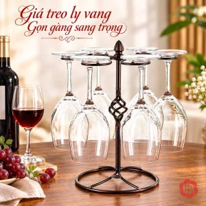Giá treo ly màu nâu đen trên bàn gỗ sáng