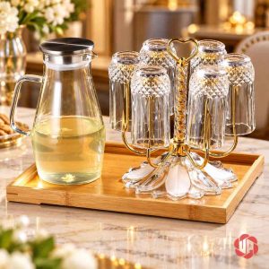 Giá úp cốc vàng đặt cạnh bình nước trên khay gỗ