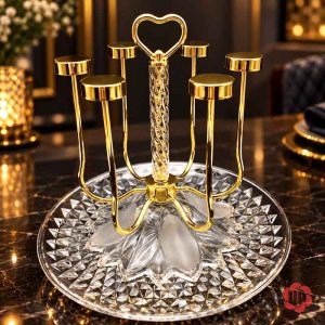 Giá úp cốc vàng đặt trên đĩa tròn có họa tiết