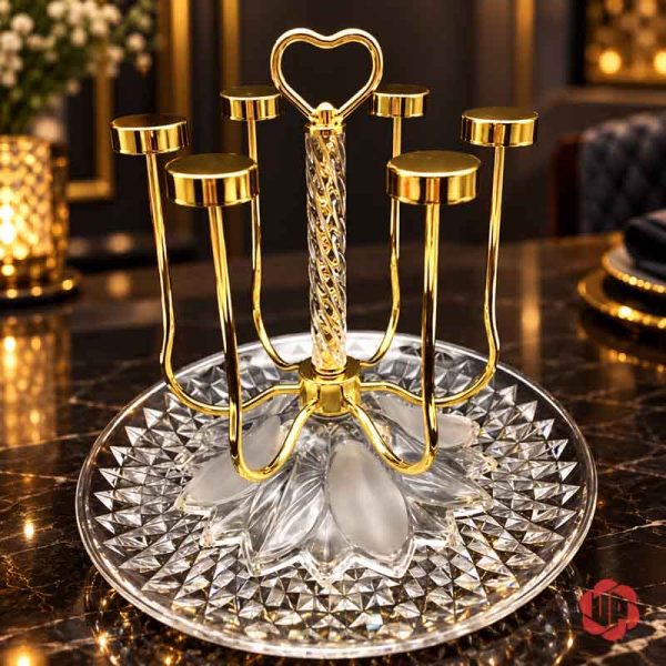 Giá úp cốc vàng đặt trên đĩa tròn có họa tiết