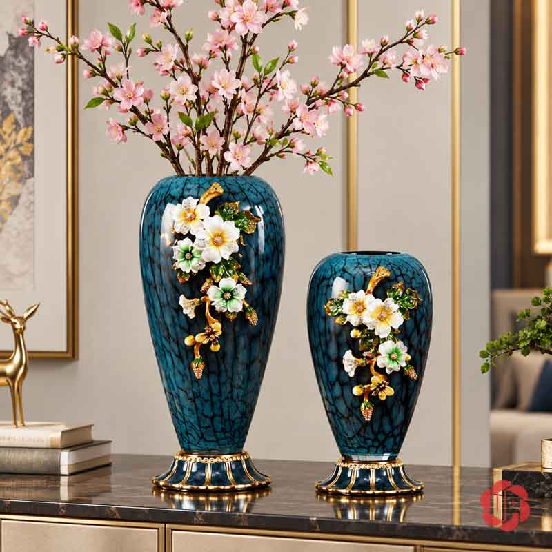 Bình Hoa Thủy Tinh Cao Cấp Xanh Ngọc Hoa Đắp Nổi UP003 Hai bình hoa xanh ngọc kích thước khác nhau phối cành hoa đào trên kệ nội thất