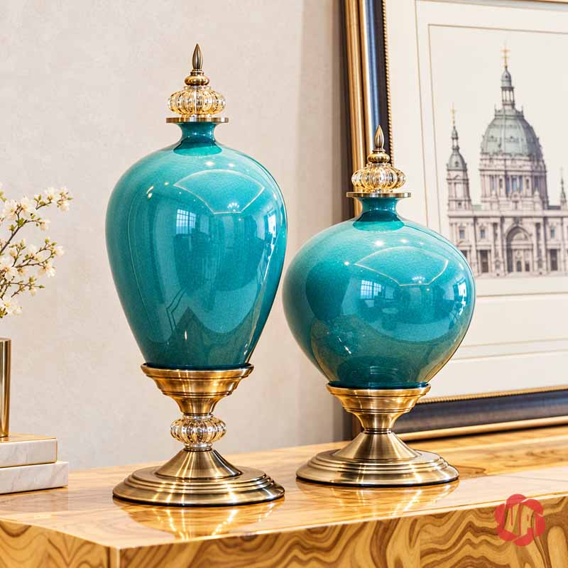 Bộ Lọ Hoa Tân Cổ Điển Xanh Ngọc Men Rạn Cao Cấp UP054A Hai bình gốm sứ xanh ngọc nắp vàng và chân đế kim loại trên tủ gỗ