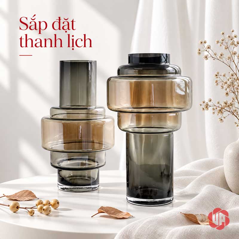 Lọ Hoa Thủy Tinh Màu Khói Hổ Phách Hình Khối Hiện Đại UPT06 Hai kiểu lọ hoa thủy tinh nâu khói xếp tầng trên nền sáng
