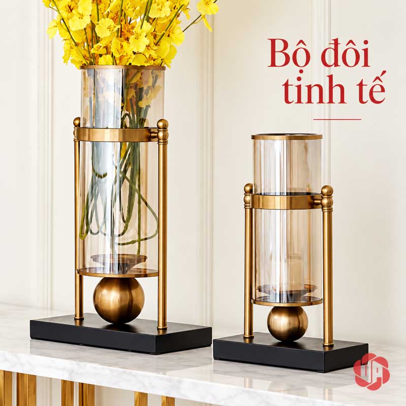 Lọ Hoa Thủy Tinh Cao Cấp Khung Vàng Hiện Đại UPT08 Hai lọ hoa thủy tinh hình trụ cao thấp với chân đế vuông màu đen